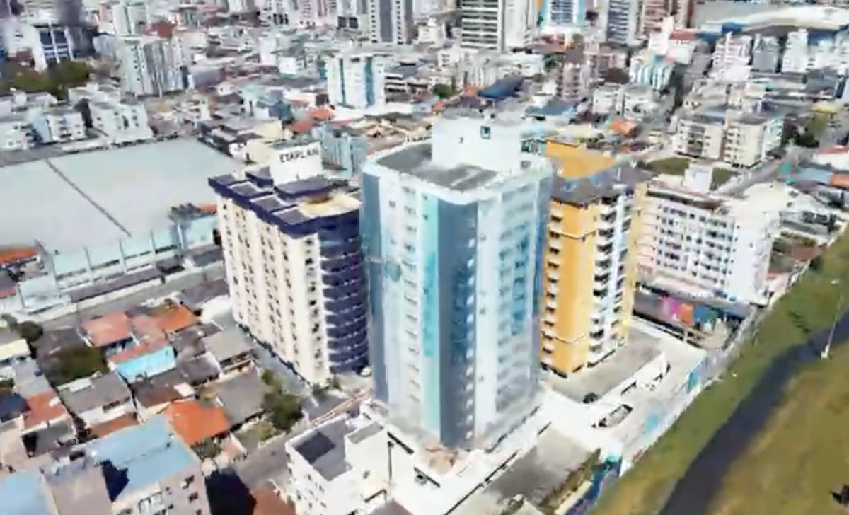 Edifício com fachada de pastilhas restaurada, em Florianópolis
